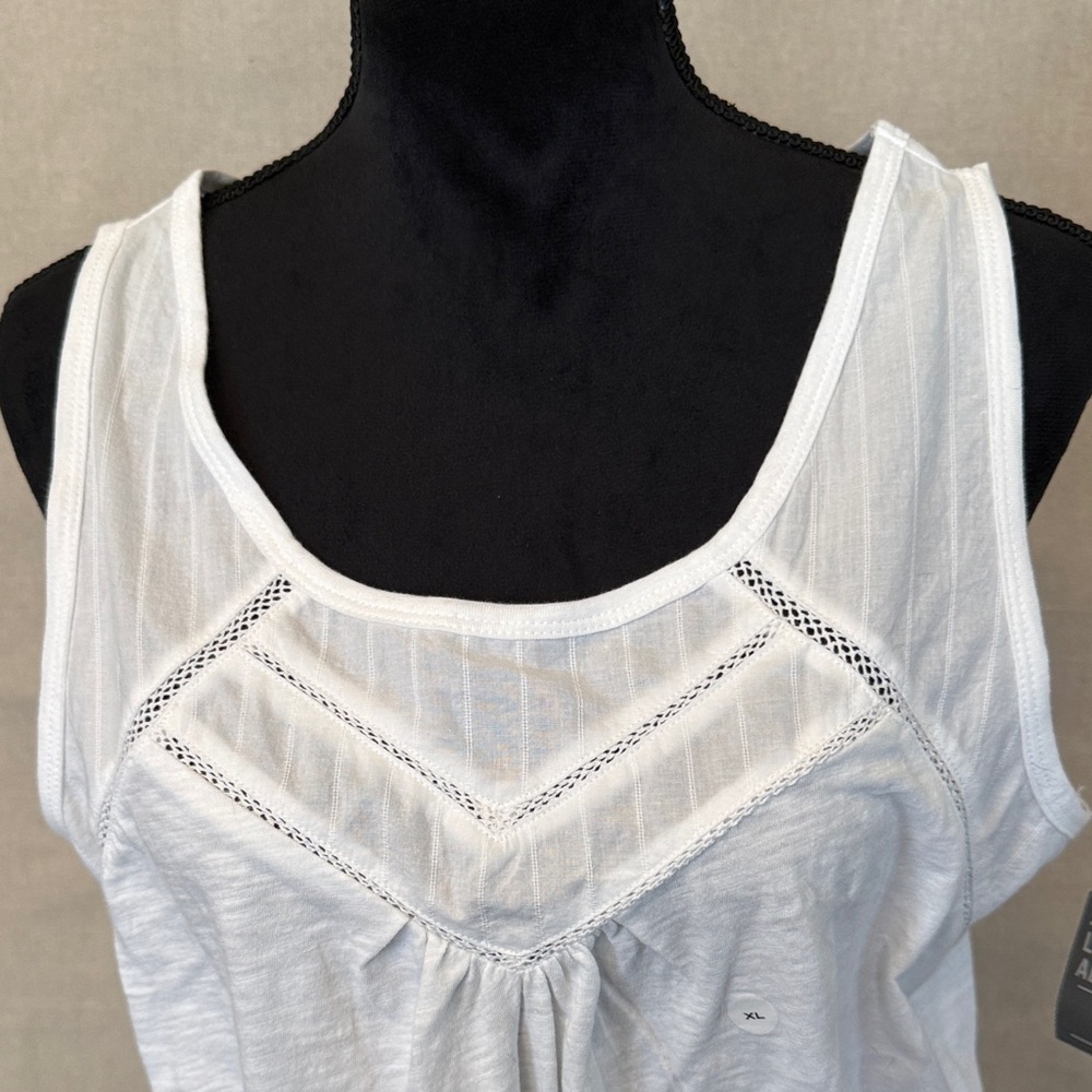 NWT Eddie Bauer Women's White V-neck Sleeveless Top - Size XL - feminine details - Picture 4 of 10